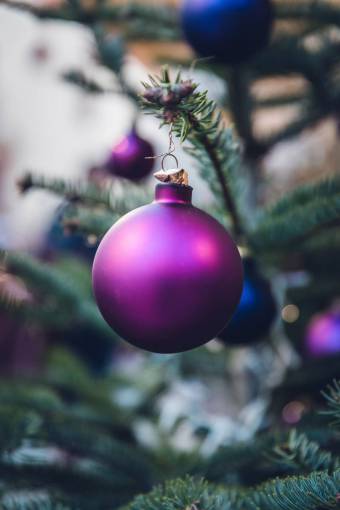 decoracion navidena bola de navidad celebración de fiestas navideñas árbol violeta