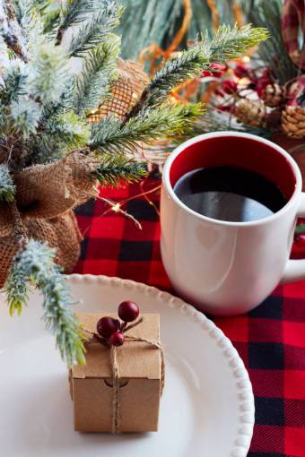 caja de regalo de navidad café plato festivo vacaciones