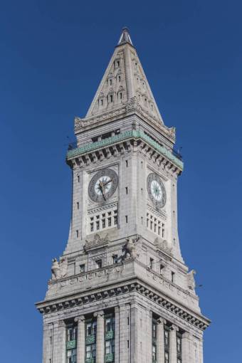alto torre del reloj ciudad ornamentada edificio clásico hito