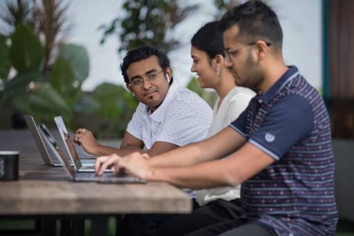 planificacion colegas que se encuentran en una reunión con una computadora portátil, lluvia de ideas, planificación de ideas de negocios