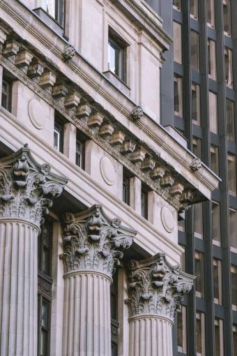 hito columnas ciudad ornamentada fachada clásica ventanas arquitectura