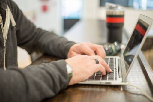 computadora portátil trabajando escribiendo manos teclado trabajo