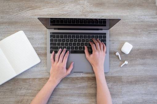 parte superior computadora portátil trabajando escribiendo manos teclado trabajo