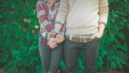 pareja tomados de la mano amor romántico hombre mujer
