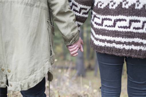pareja romantica pareja amor tomados de la mano gente romance romántico
