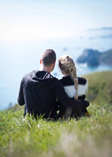 relaxing pareja amor naturaleza hierba costa viajes hombre