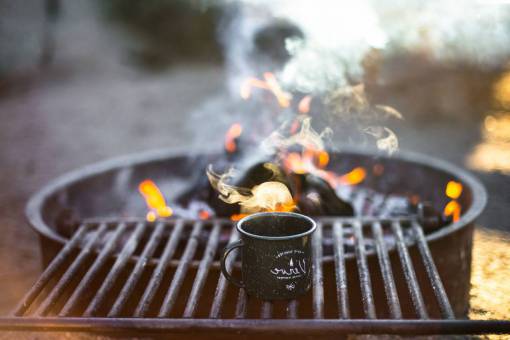 charco taza taza parrilla acero fuego llama carbón