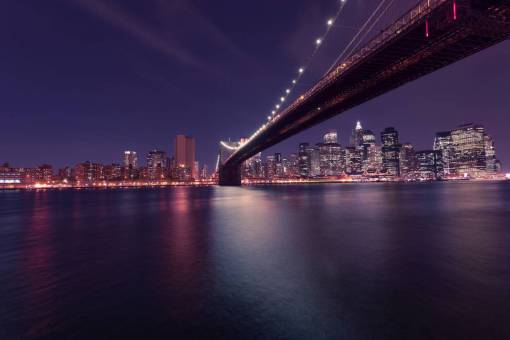 luces de la ciudad noche oscura luces púrpuras puente horizonte de la ciudad