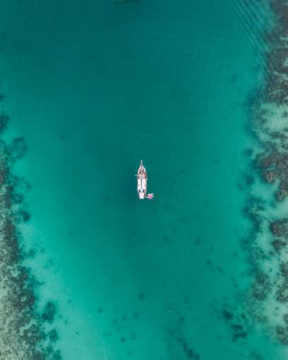 drone dron barco tropical mar océano agua verde