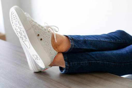arriba pies escritorio mesa oficina zapatillas relajado trabajador