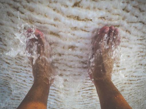 pies pies pies dedos de los pies lavar con agua mojado