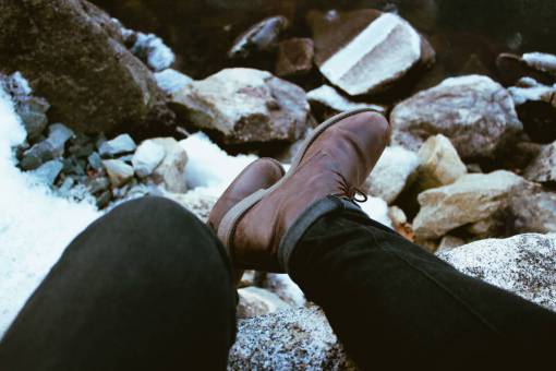 pies pies botas de cuero pantalones rocas gente hombre