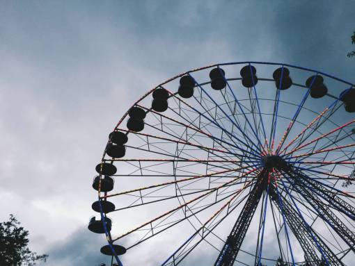 procesador noria parque de atracciones feria cielo nubes nublado