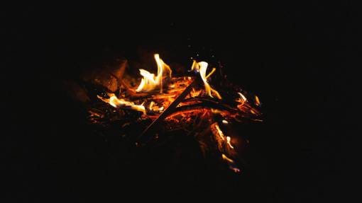 campamento campamento de fuego bosques rock chispa noche oscura