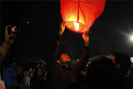 linterna linterna de fuego noche oscura gente multitud espectadores