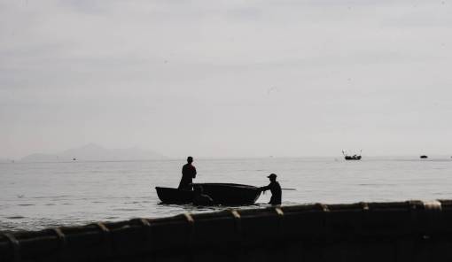 fishing  boat  man  men  shadow  silhouett  beach