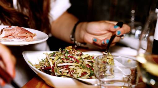 leer comida comiendo ensalada verduras carnes curadas manos vidrio
