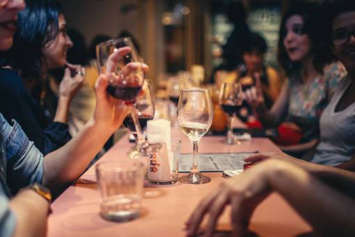 amigos familia vino gente mujer mesa restaurante