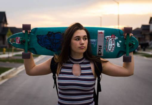 hipster niña longboard verano fresco hipster gráficos grafitti