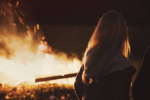 hoguera niña mujer pelo largo rubio hoguera fuego llamas