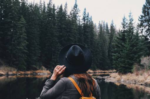 excursionista niña mujer gente sombrero moda viajes aventuras
