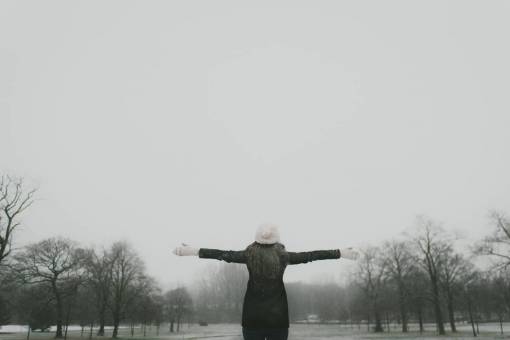 abrigo niña mujer gente sombrero guantes invierno frío