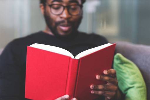 educacion chico hombre leyendo libro estudiante de la escuela de negocios