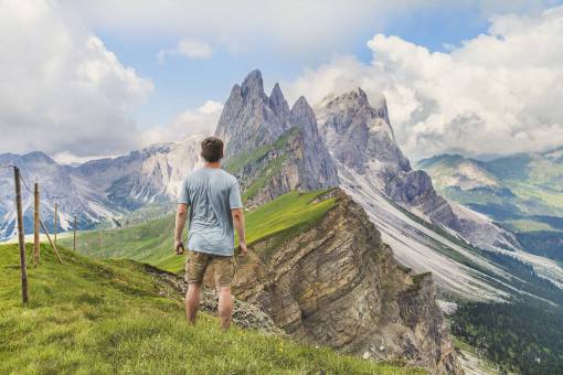 pasion chico hombre viajes pasión por los viajes campo de hierba montañas