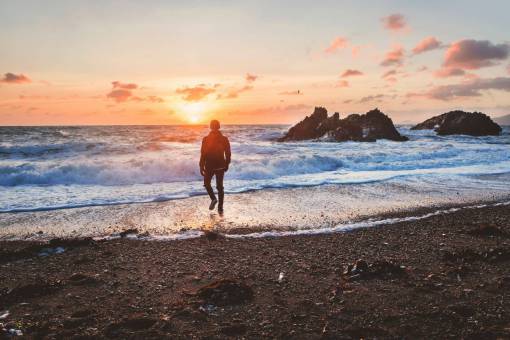 pasion chico hombre viajes pasión por los viajes rocas océano mar