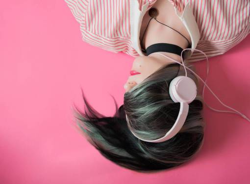 escucha auriculares gente mujer cabello verde musica canción