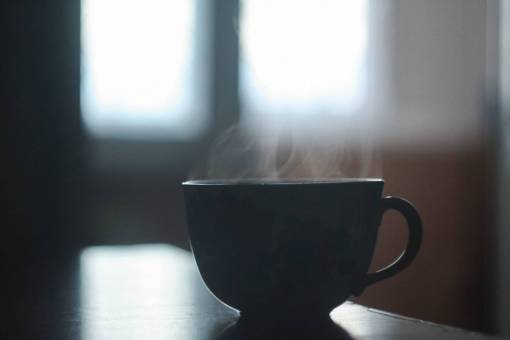 bebida caliente bebida caliente taza de café taza mesa ventana