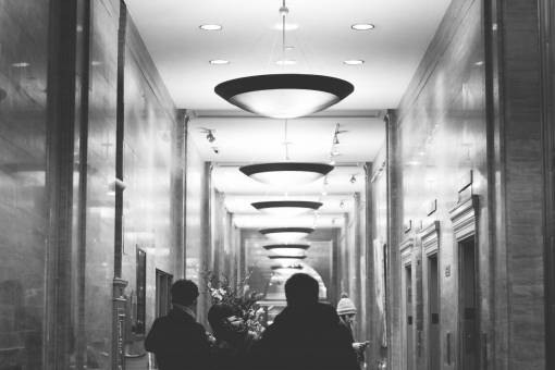 blanco y negro Hotel ascensores luces gente arquitectura de Nueva York en blanco y negro