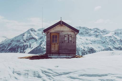 alpes casa montañas colinas nieve invierno frío aislado