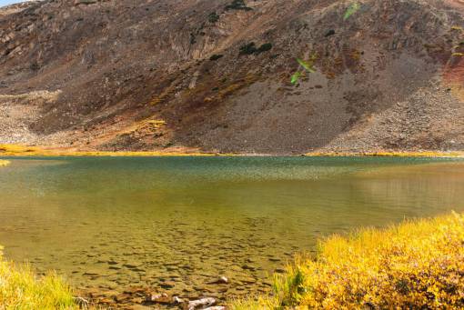 excursionista paisaje agua montañas naturaleza al aire libre rocas hierba