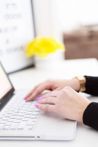 mecanografia portátil escribiendo mujer trabajando diseñador mujer de negocios