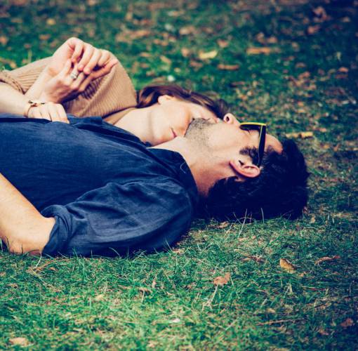 deja la hierba verde patio de recreo pareja gente hombre