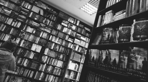 educacion biblioteca libros estantes bastidores conocimiento de estudio en blanco y negro