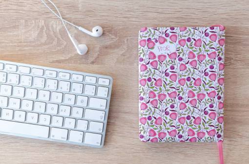 estilo de vida, escritorio de oficina, cuaderno, planificador, flores, auriculares