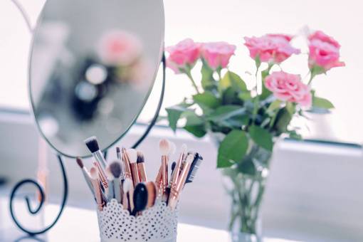 maquillaje pincel de maquillaje belleza espejo pétalos de rosa rosa