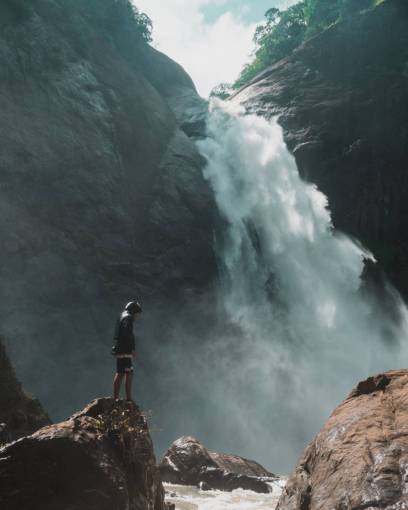 salpicadura hombre rocas cascada aventura masculina chaqueta mojada