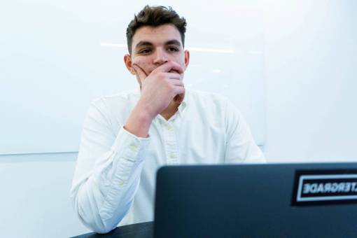 desarrollo hombre pensando desconcertado empresario persona concepto preocupación