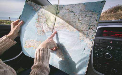 direccion lectura de mapas dirección del coche viajes vacaciones vacaciones
