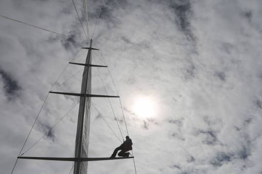 navegar mástil velero navegando nubes cielo nublado sol