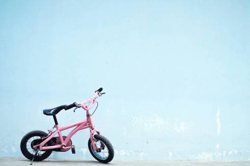 sencillo pared minimalista azul bicicleta niño niña rosa