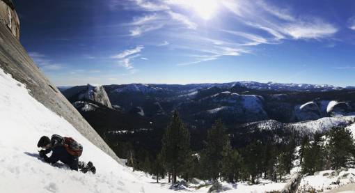 excursionista montaña highland nube cielo árbol planta cumbre