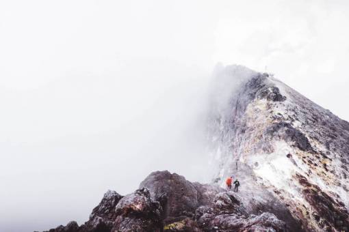 montaneros montaña colina senderismo escalada gente hombres montañeros