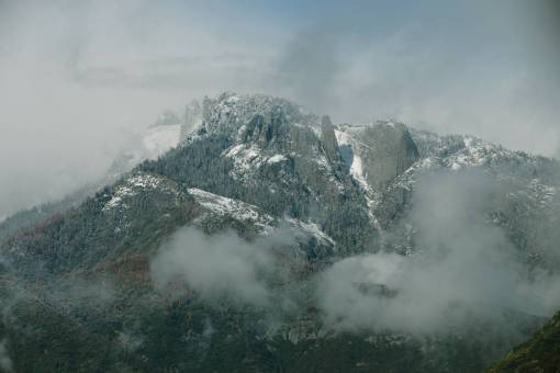 paisaje de nieve paisaje de montaña pico cumbre nieve árboles pinos