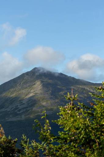 rocoso pico de la montaña cielo nubes árboles vista escénica