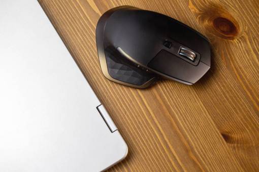 arriba ratón portátil escritorio oficina de negocios mesa de madera