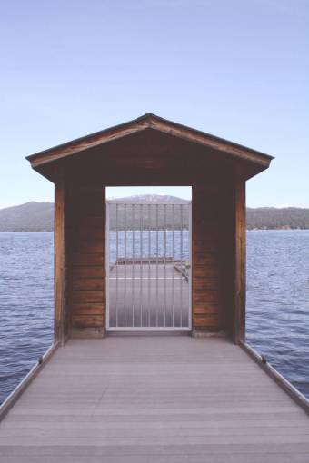 pico de la montana naturaleza orilla playa océano muelle puerta de madera